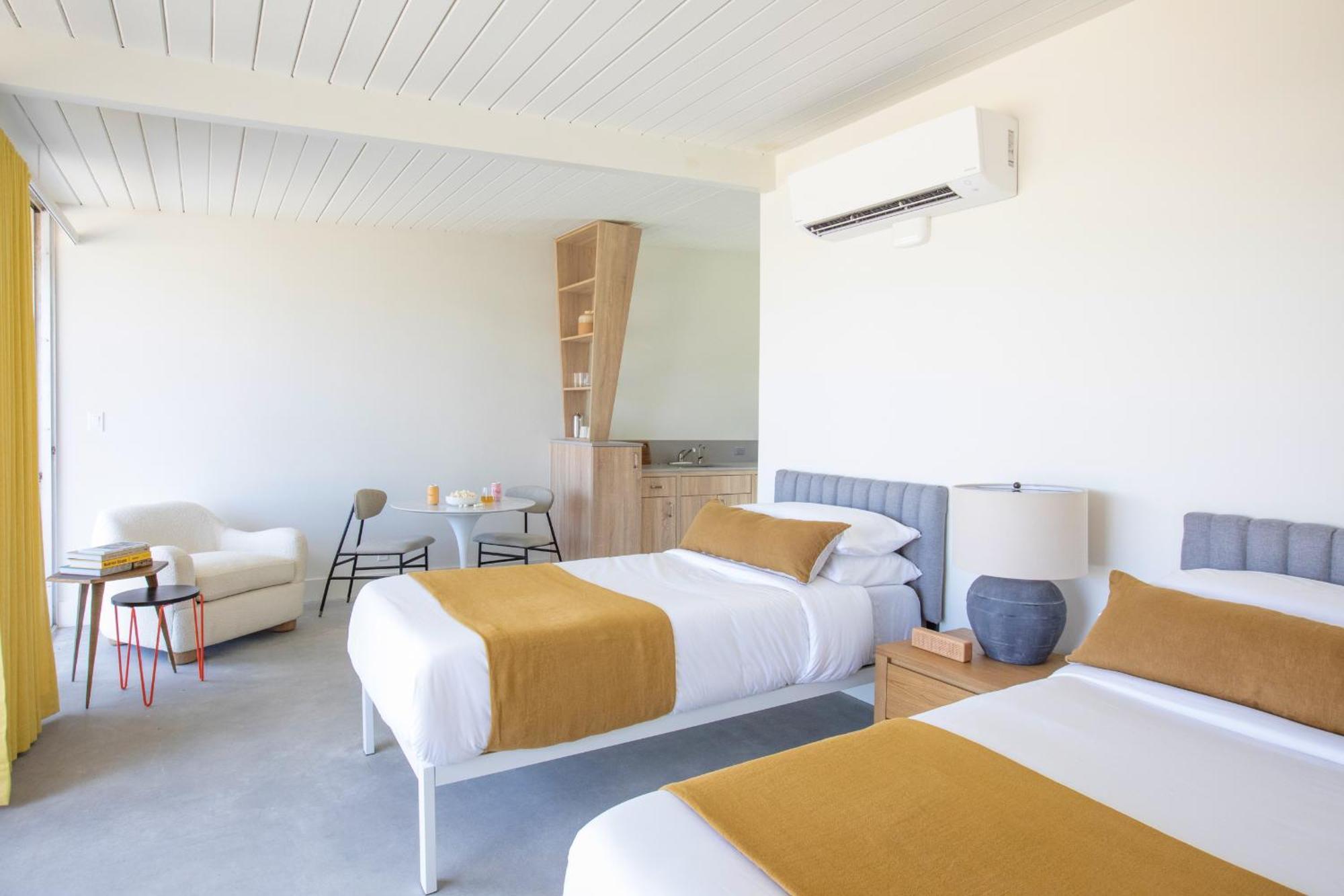 The Bungalows By Homestead Modern Joshua Tree Room photo