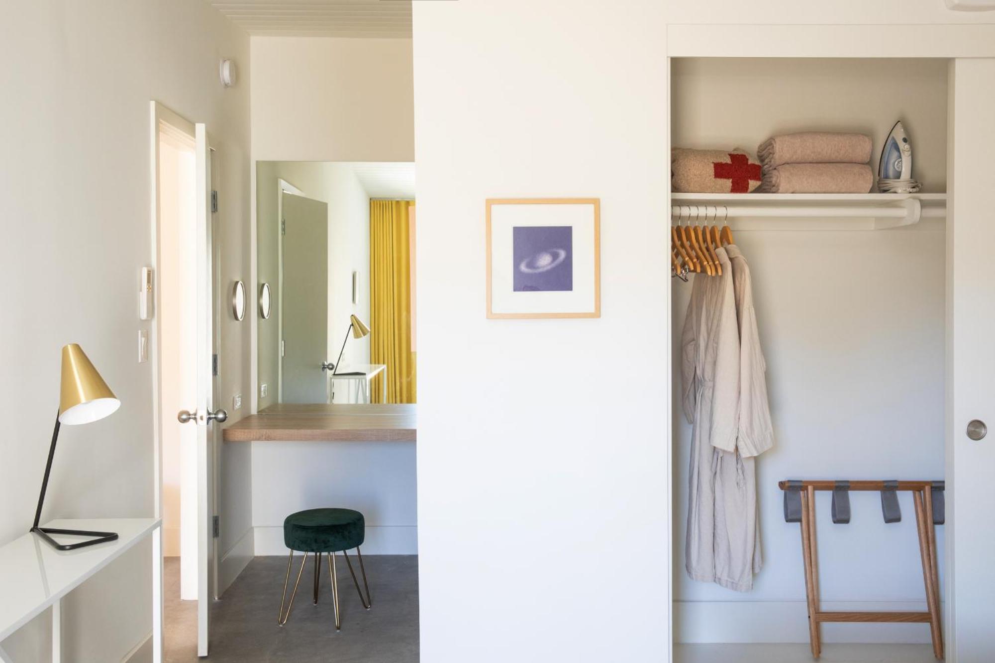 The Bungalows By Homestead Modern Joshua Tree Room photo