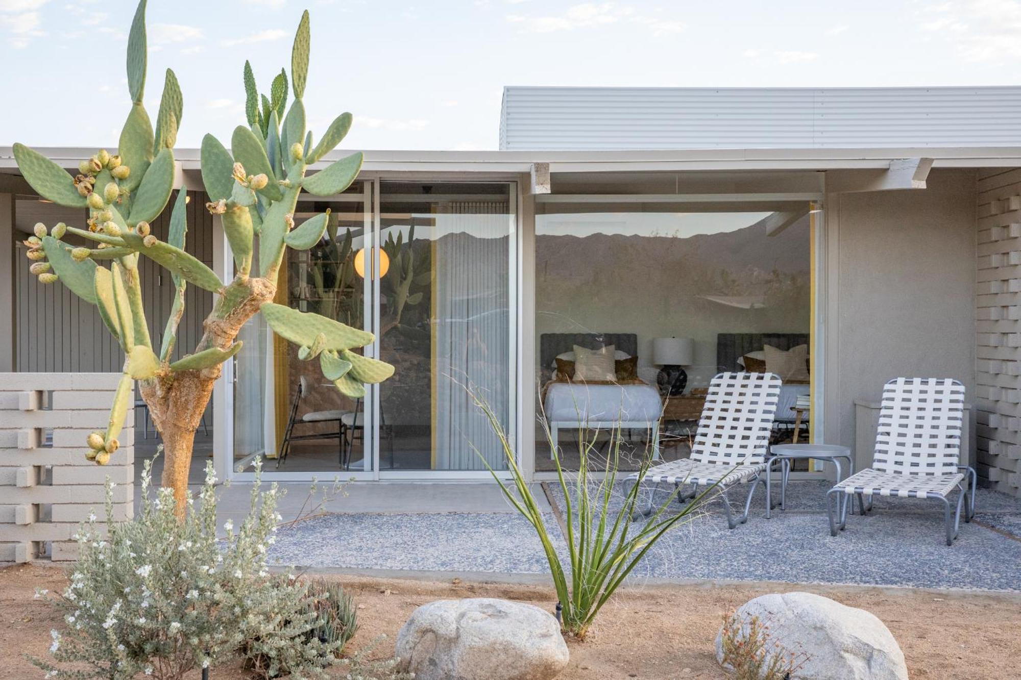 The Bungalows By Homestead Modern Joshua Tree Room photo
