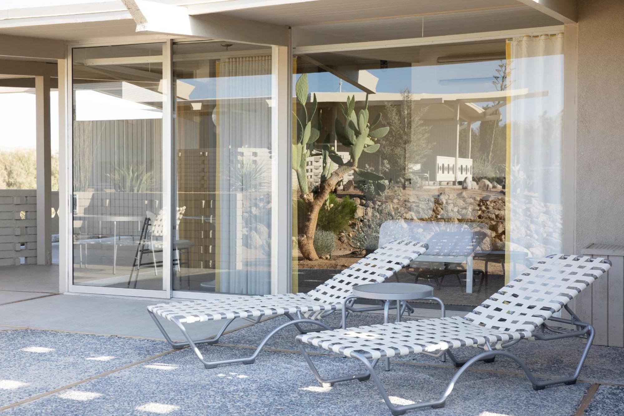 The Bungalows By Homestead Modern Joshua Tree Room photo